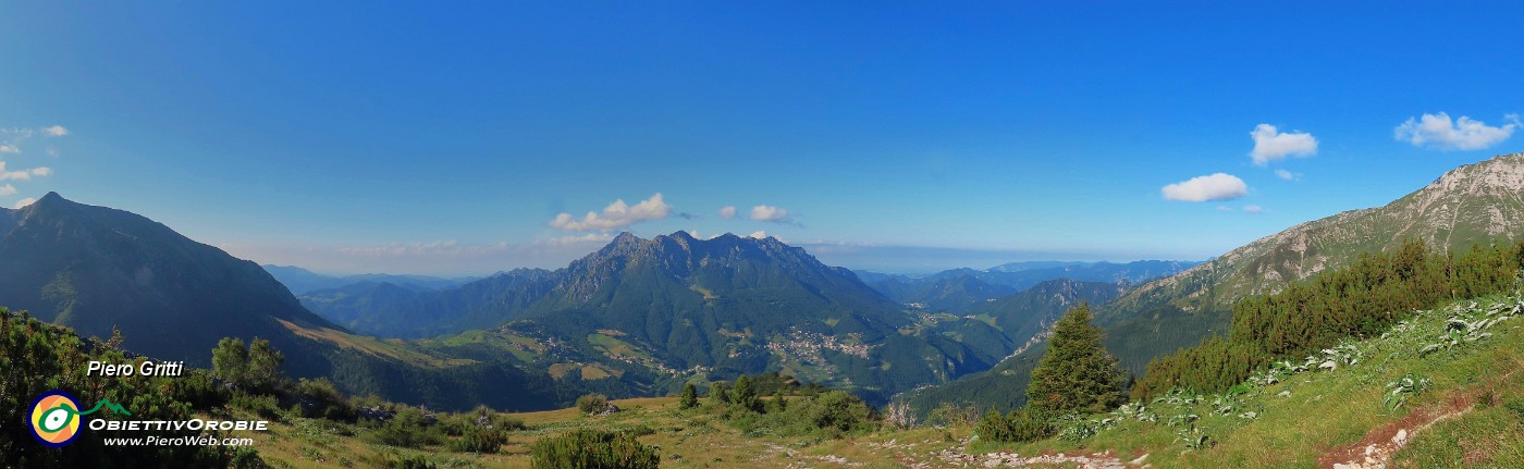 11 Il percorso salito con vista da sx in Grem-Alben-Menna e conca di Oltre il Colle.jpg